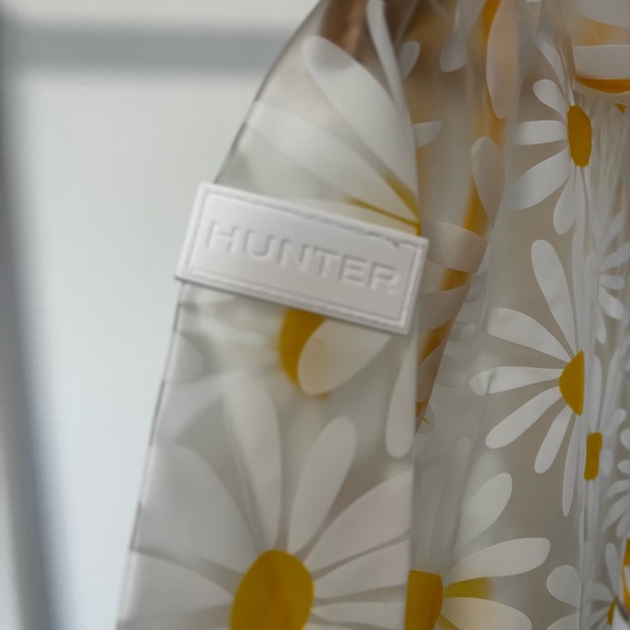 Hunter Daisy Print Transparent Raincoat with Yellow Highlights - Picture 4 of 10
